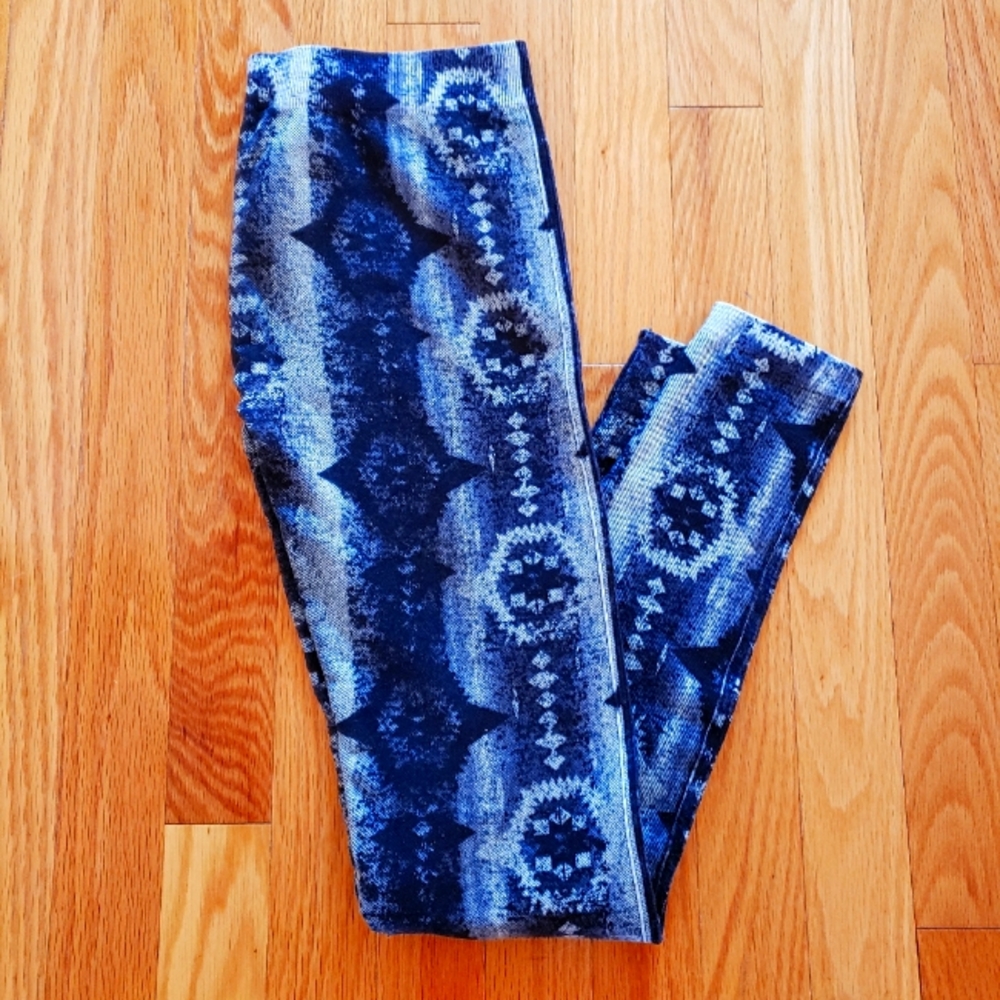 Black and grey pattern leggings